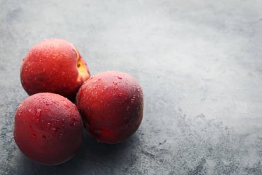 Nektarin meyve su damlaları ile 