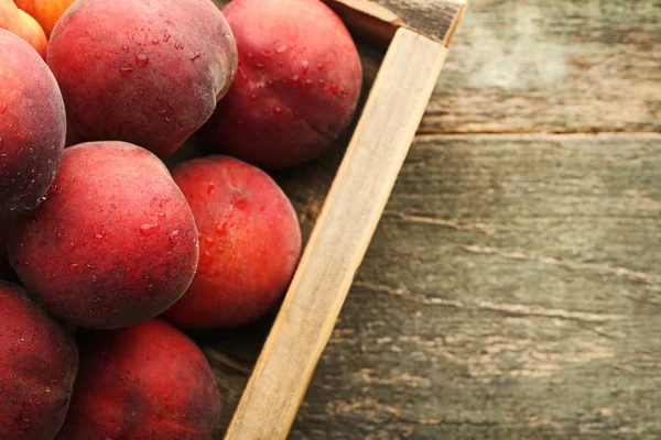 Olgun nektarin içinde krater  