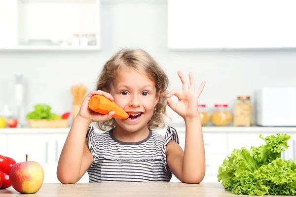 Gadis kecil duduk di dapur — Stok Foto