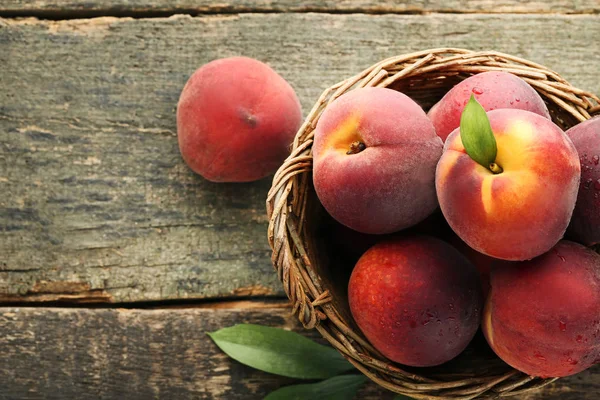 Sepet içinde olgun nektarin 