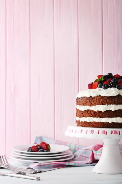 Bolo de biscoito de chocolate delicioso com bagas — Fotografia de Stock