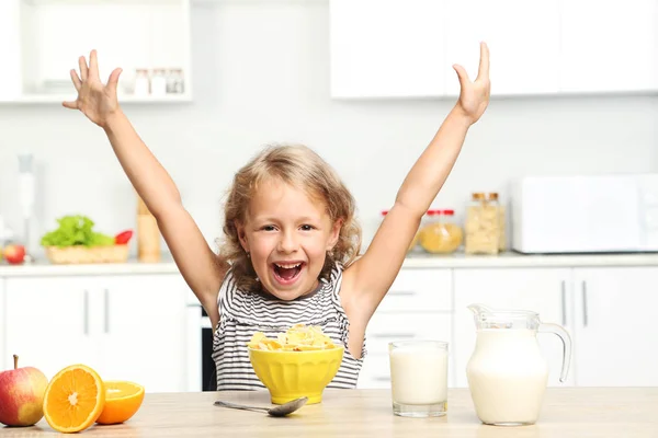 Gadis kecil makan cornflakes dengan susu — Stok Foto