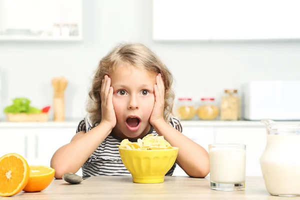 Gadis kecil makan cornflakes dengan susu — Stok Foto