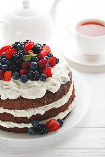 Pyszne czekoladowe ciasto herbatniki z jagodami — Zdjęcie stockowe