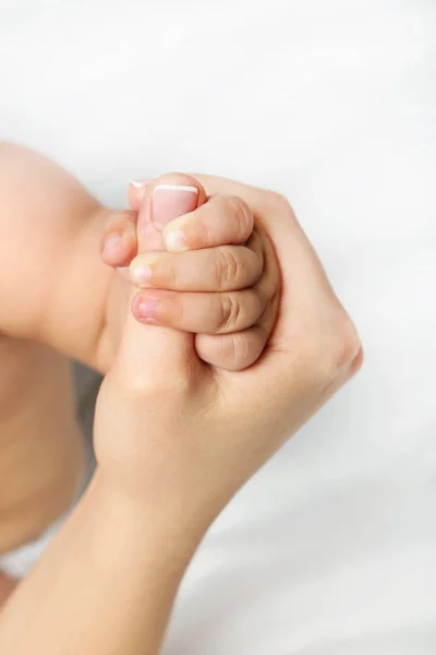 Madre sosteniendo la mano del bebé recién nacido —  Fotos de Stock