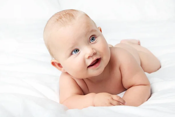 Pequeno bebê recém-nascido na cama branca — Fotografia de Stock