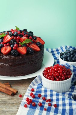 Çilekli çikolatalı pasta.  