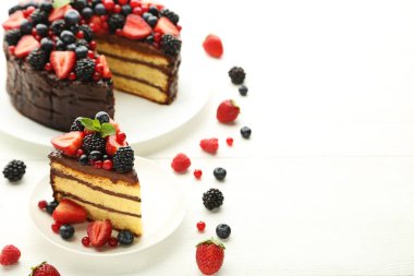 Parça çikolatalı kek çilek ile 