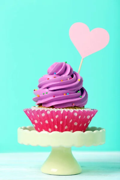 Leckere Cupcake auf grünem Hintergrund — Stockfoto