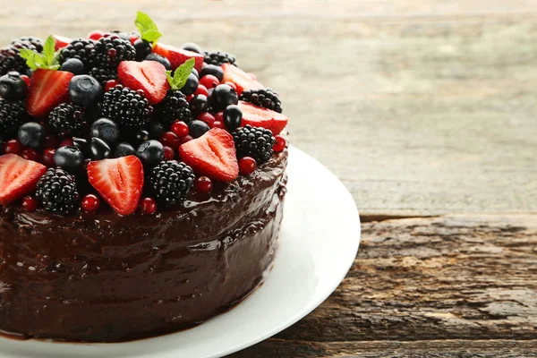 Çilekli çikolatalı pasta.  