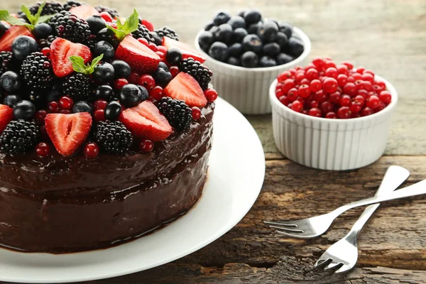 Schokoladenkuchen mit Beeren — Stockfoto