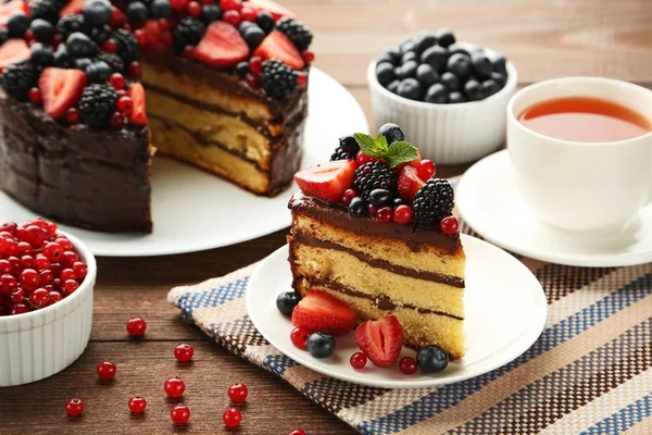 Kawałek czekoladowe ciasto z jagodami — Zdjęcie stockowe