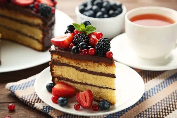 Stück Schokoladenkuchen mit Beeren — Stockfoto