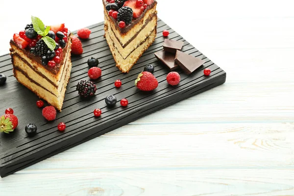 Кусочки шоколадного торта с ягодами — стоковое фото