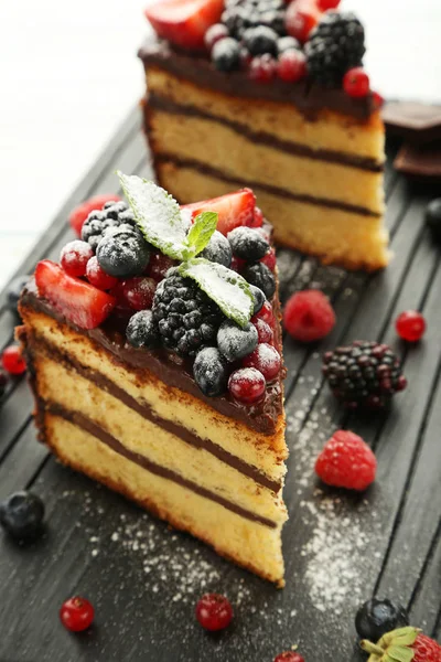 Кусочки шоколадного торта с ягодами — стоковое фото
