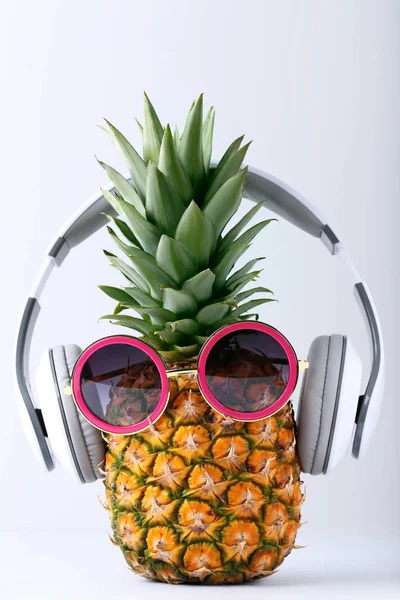 Ripe pineapple with headphones — Stock Photo, Image