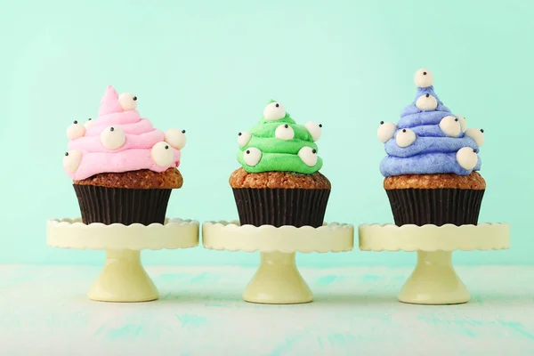 Cadılar Bayramı cupcakes ahşap tablo — Stok fotoğraf