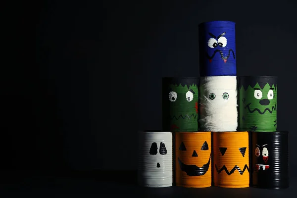 Monstros de Halloween em fundo preto Fotos De Bancos De Imagens