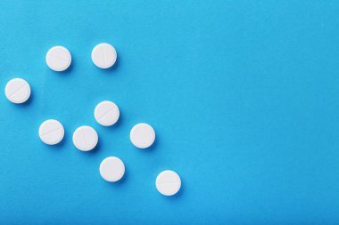 Mavi arka planda beyaz haplar