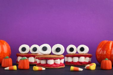 Cadılar Bayramı çerezleri jaws marshmallow ile 