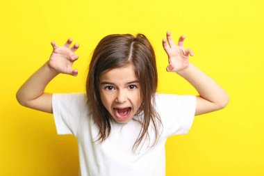 Güzel küçük kız sarı zemin üzerine