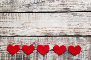 Sevgi kalpleri üzerinde gri bir ahşap masa