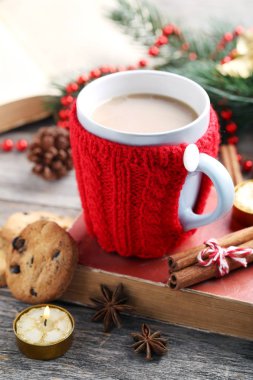 Tahta bir masada bir fincan kahve.