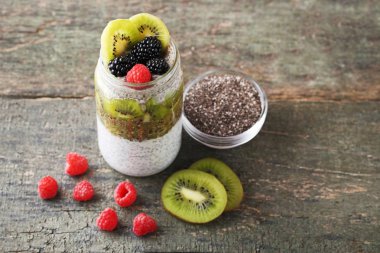 Chia pudingi çilek şişe ile 