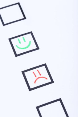 Onay kutularını beyaz kağıt üzerinde