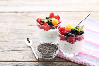 Chia pudingler bardaklarda çilek ile  