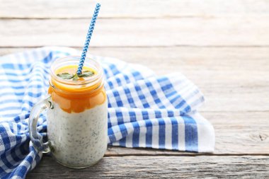 Chia puding kavanoza çilek ile  