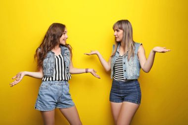 Sarı zemin üzerine iki genç kadın portresi