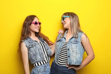 Bununla birlikte güneş gözlüklü Sarı zemin üzerine iki genç kadın portresi