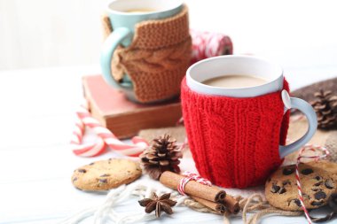 ahşap bir masa üzerinde kahve