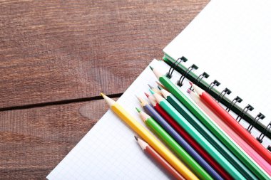 Not Defteri ile çizim renkli kalemler  