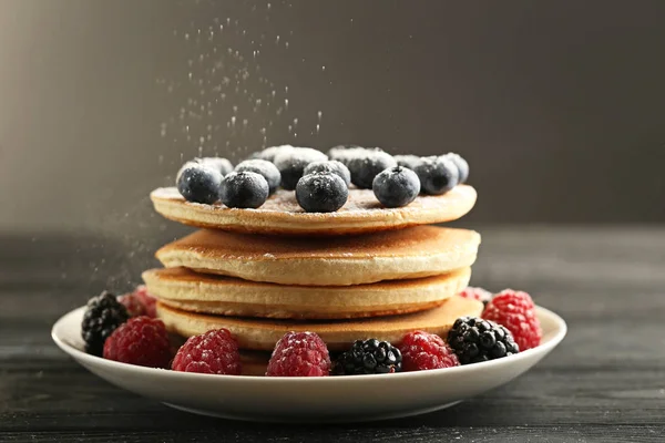 Deliciosos panqueques con bayas — Foto de Stock