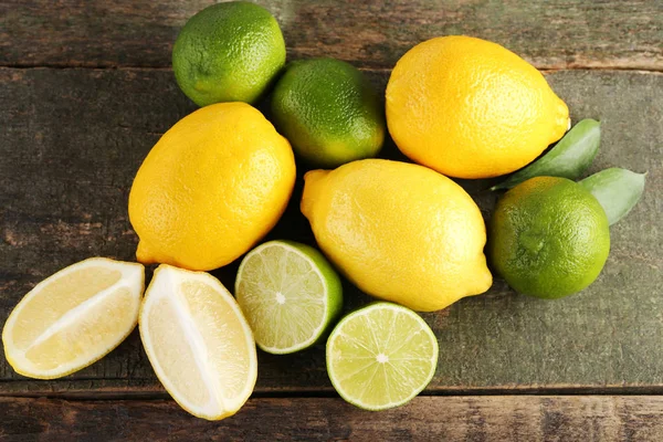 Rijpe limoenen en citroenen — Stockfoto
