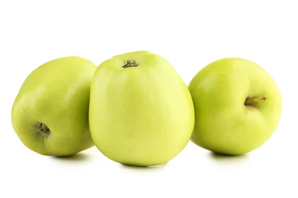 Manzanas verdes aisladas sobre fondo blanco — Foto de Stock