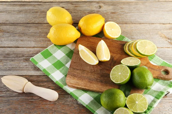 Ripe limes and lemons — Stock Photo, Image
