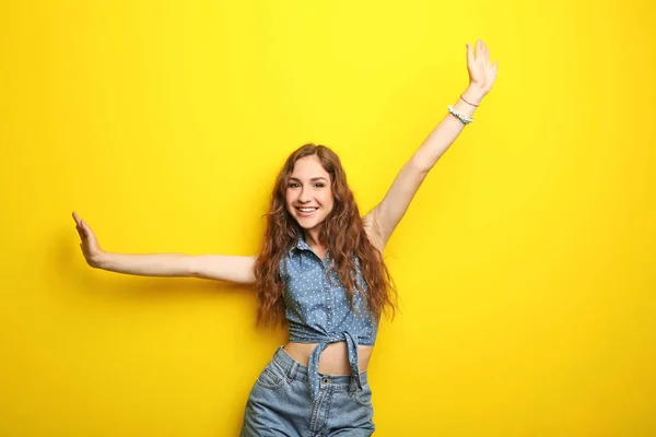 黄色の背景に若い女性の肖像画 — ストック写真