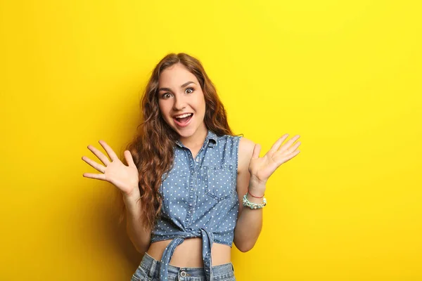 Portret van de jonge vrouw op gele achtergrond — Stockfoto