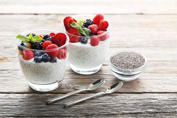 Chia pudingler bardaklarda çilek ile 