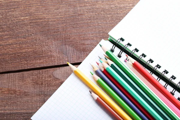 Not Defteri ile çizim renkli kalemler  