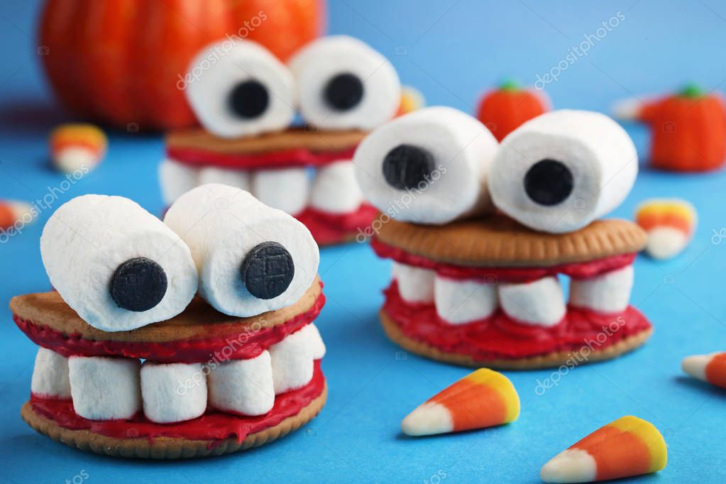 Halloween cookies jaws with marshmallows — Stock Photo © 5seconds ...