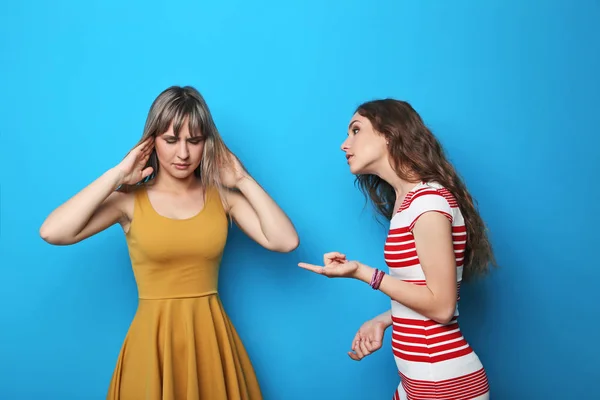 Deux jeunes femmes qui se disputent — Photo