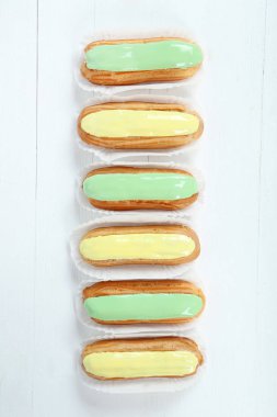 Eklerleri Beyaz ahşap bir masa üzerinde sır ile