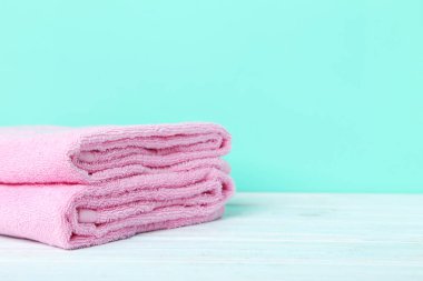 Yeşil bir arka plan üzerinde pembe havlu