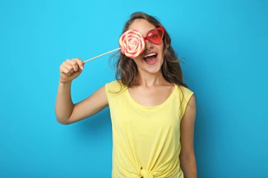 Lolipop mavi zemin üzerine olan kadın portresi