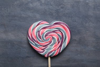 Gri arka plan üzerinde tatlı lolipop