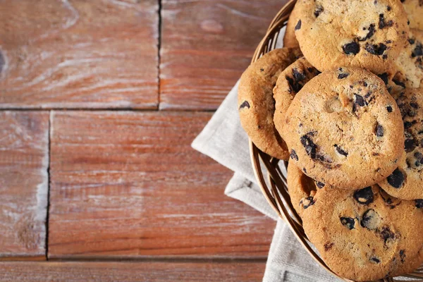 Chocolate chip cookies in basket — Stock Photo, Image
